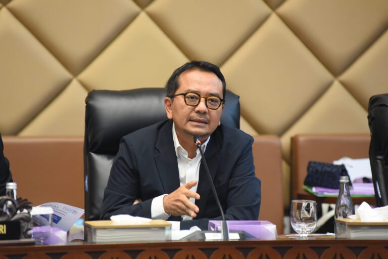 Waktu Tempuh KRL Kian Singkat, Komisi V Tekankan Aspek Keselamatan dan Kenyamanan Penumpang