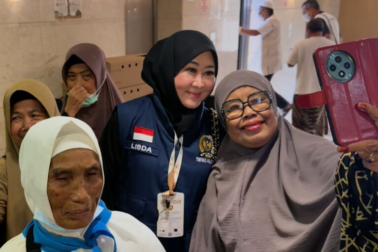 Lisda Hendrajoni Puji Profesionalisme Petugas Lapangan Usai Tinjau Jemaah Haji Sumbar 1 Menuju Arafah